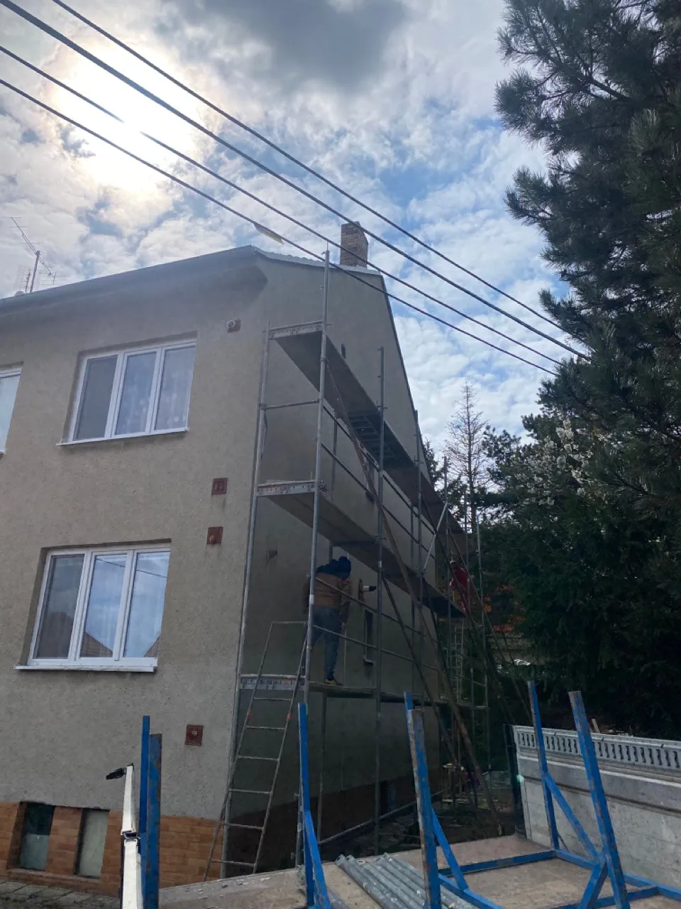 Montáž rámového lešení na vícepodlažní budově
