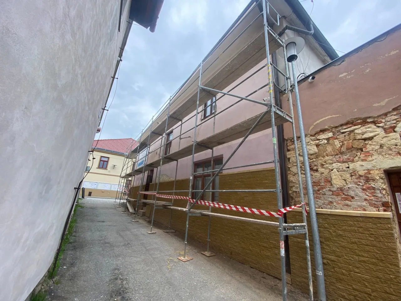 Lešení na štítu domu připravené pro práce na fasádě